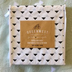 SOLD: NWT Minimalistic Fitted Crib Sheet for Baby